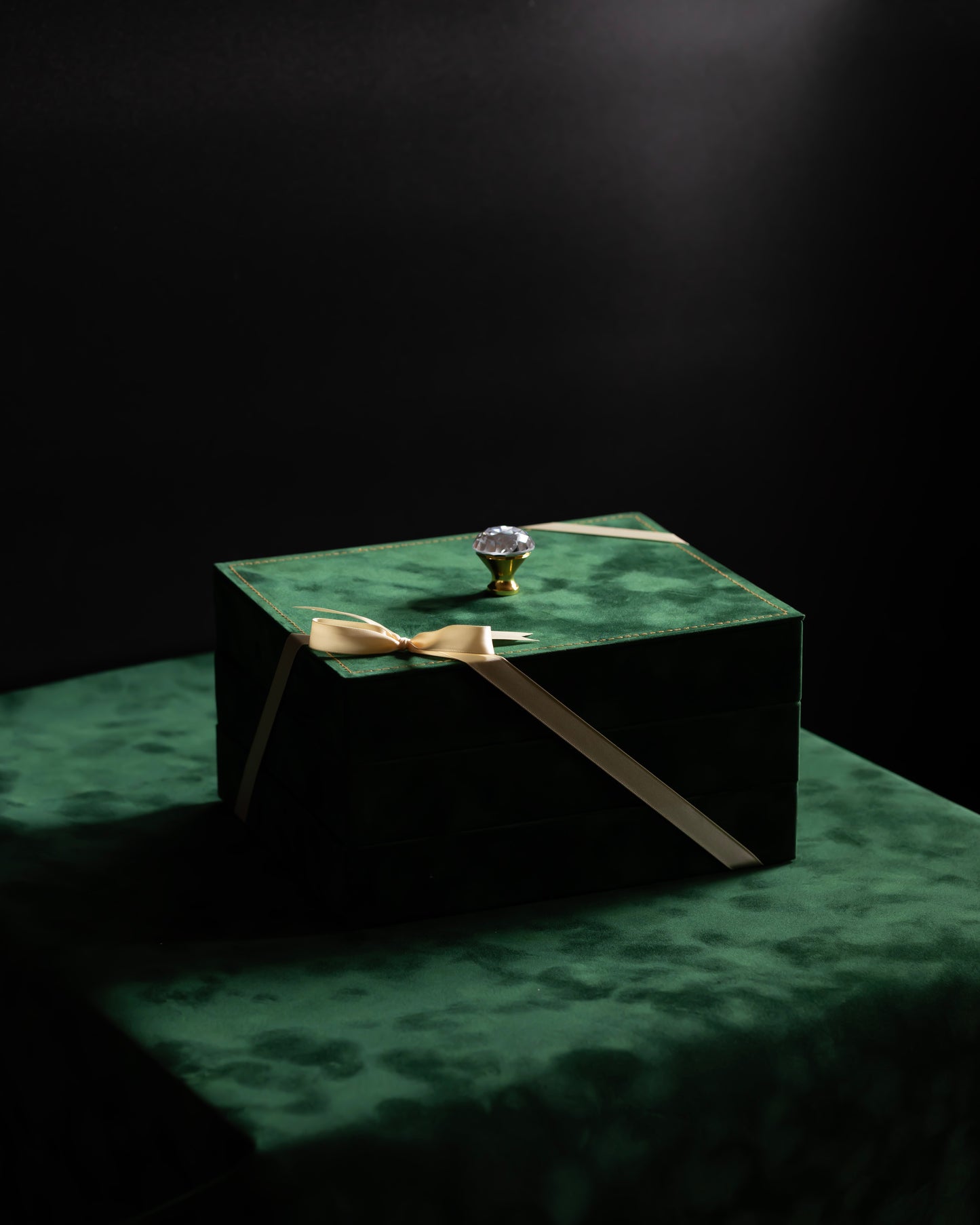 
                  
                    Special green velvet box
                  
                
