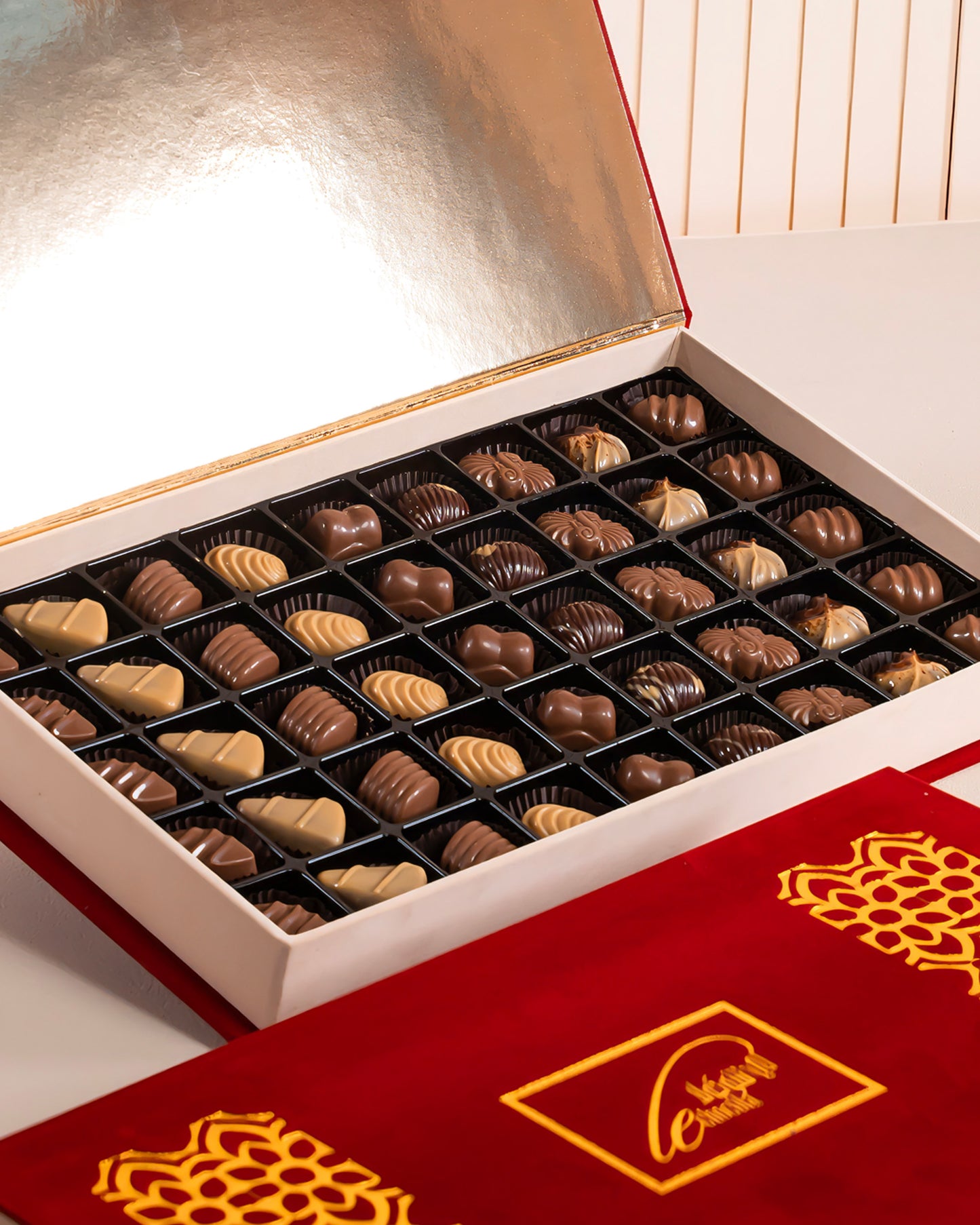 
                  
                    LE velvet box 7
                  
                